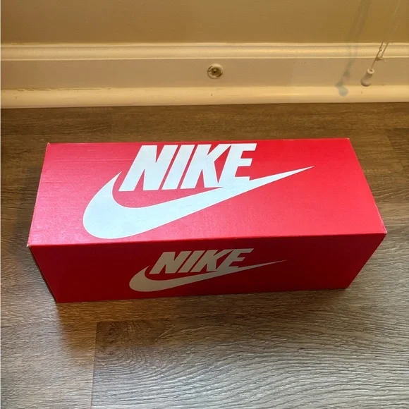 NWT Men’s  Black and White Nike Slides (10) - Picture 3 of 8